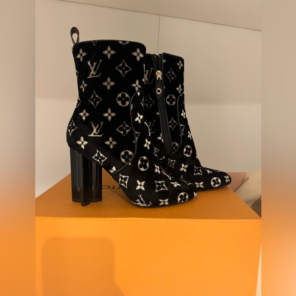 Louis Vuitton Ankle Boot/ size 7.5